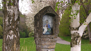 steinernes Wegzeichen in Natur